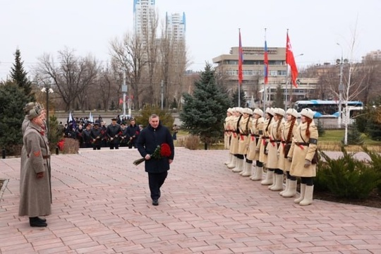 Губернатор Бочаров возложил цветы к памятнику защитникам Отечества   в Волжском, 01.02.2025 в 18:45