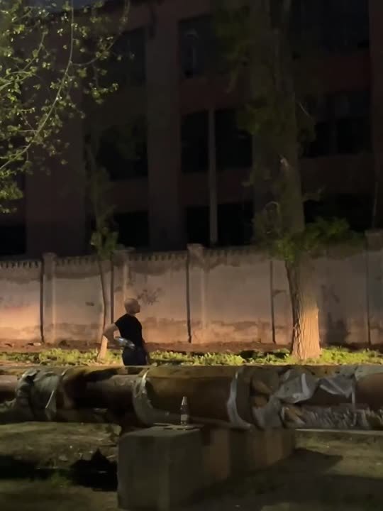 Танцы - шмансы на Космонавтов возле школы N 14. Позже приехала скорая, госпитализировать не торопились. в Волжском, 21.04.2025 в 12:30