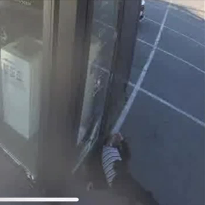 😳Пьяный житель Волжского разбил головой окно экостанции в Волжском, 24.04.2025 в 21:00