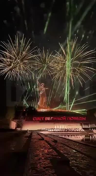 Салют прогремел на Мамаевом кургане в рамках «Света Великой Победы» в Волжском, 29.04.2025 в 08:00