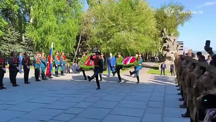 Владимир Путин и Александр Лукашенко совместно посетили Мамаев курган, где возложили цветы к могиле Маршала Чуйкова и в... в Волжском, 29.04.2025 в 17:00