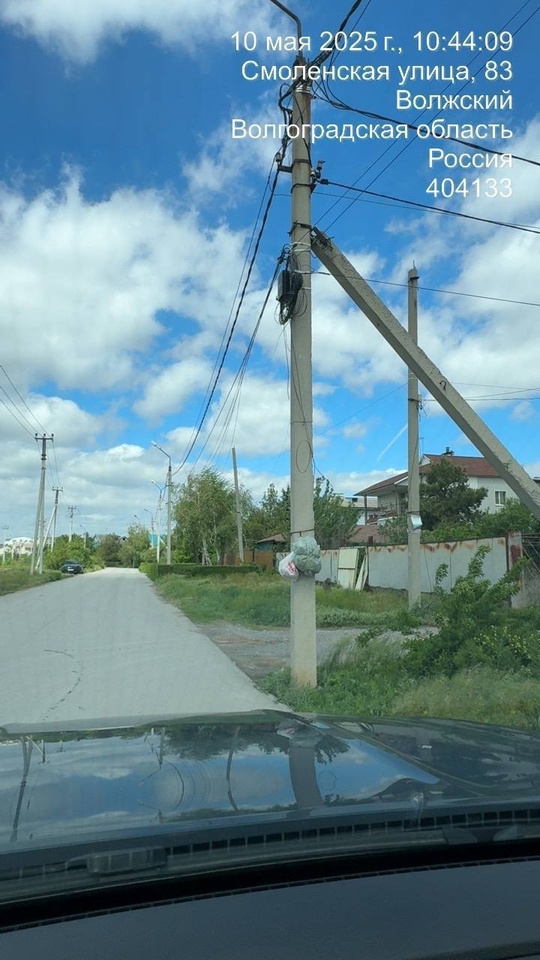 Жители поселка металлурга настолько изобретательны, что используют столбы электро передач для хранения отходов! А как по... в Волжском, 11.05.2025 в 08:00
