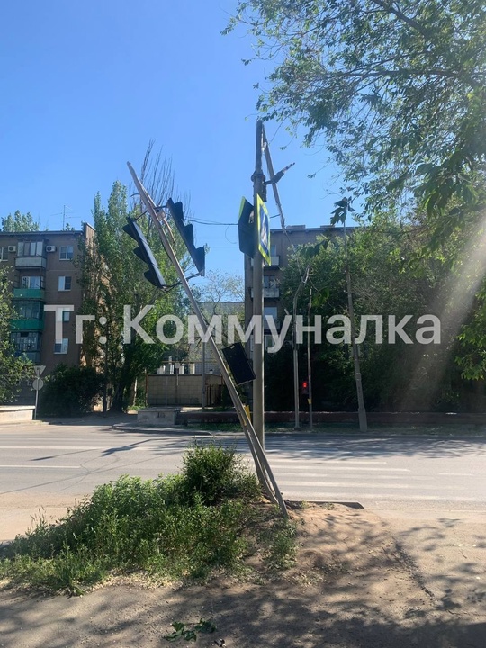 Ул. Кирова, шел 3 день… светофор держится на проводах в Волжском, 14.05.2025 в 17:30