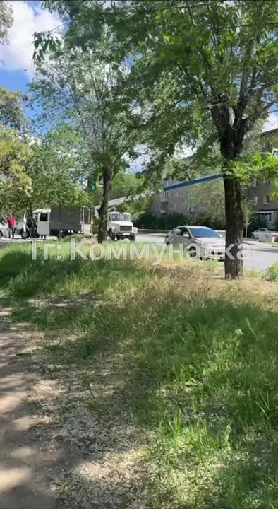 Ул. Кирова, приехали работники, демонтируют погнутый светофор в Волжском, 15.05.2025 в 15:00
