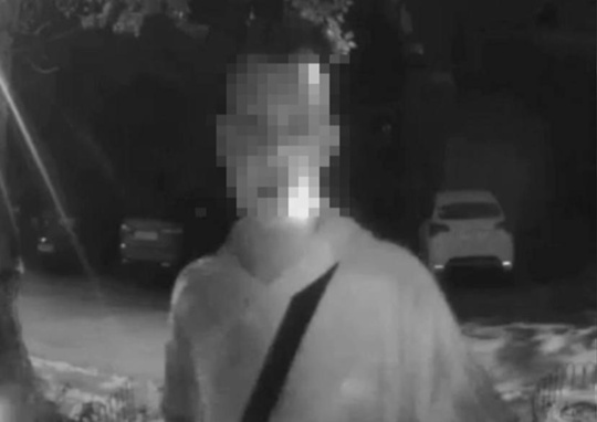 Вандала, разрисовавшего стены и двери в подъезды, задержали в Волжском в Волжском, 16.05.2025 в 23:00