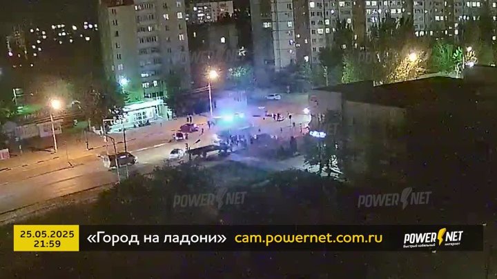 Момент наезда на двух пешеходов в Волжском попал на видео. Авария произошла ночью 25 мая на улице Оломоуцкой, рядом с по... в Волжском, 26.05.2025 в 09:00