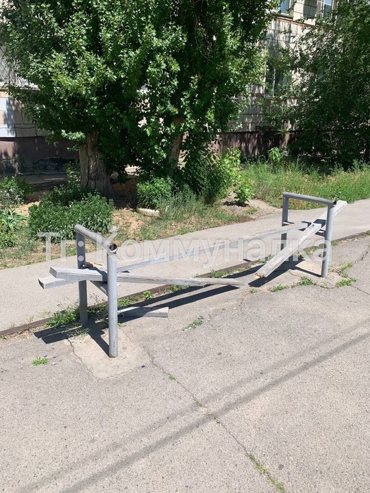 На трамвайной остановке по ул. Ленинградской сломалась лавочка в Волжском, 27.05.2025 в 17:00