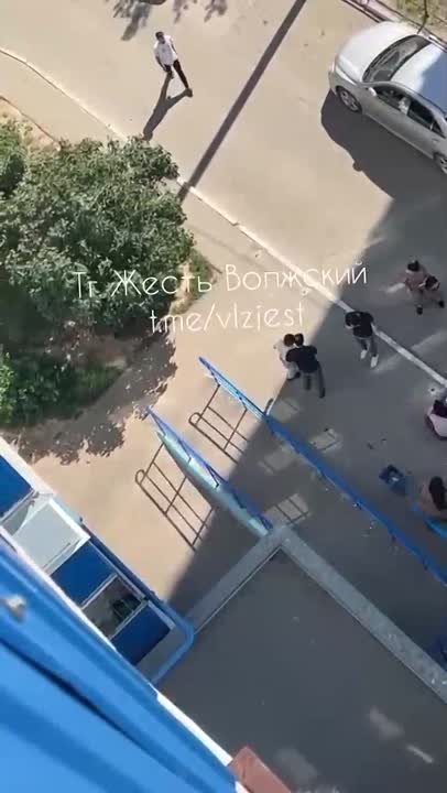 В городе-спутнике Волгограда Волжском полиция проверяет видео, на котором снято жестокое нападение мужчины на женщину. А... в Волжском, 27.05.2025 в 20:30