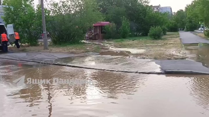 Коммунальная авария на проспекте Дружбы, между 18 и 19 мкр. в Волжском, 29.05.2025 в 19:00