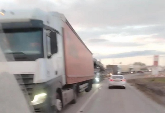 Железнодорожники объяснили огромные пробки на трассе под Волгоградом в Волжском, 02.06.2025 в 11:00