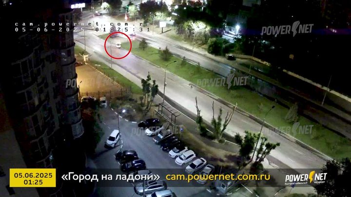 Врезалась в бордюр г. Волгоград, ул. Пархоменко - ул. Хиросимы 05-06-2025 01-25 в Волжском, 05.06.2025 в 20:00