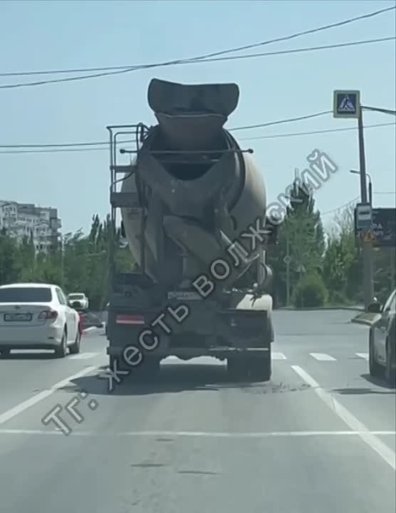 😱На улице Карбышева в Волжском бетономешалка ехала, разливая бетон. Также на проезжающие машины разлетался щебень. в Волжском, 07.06.2025 в 21:00