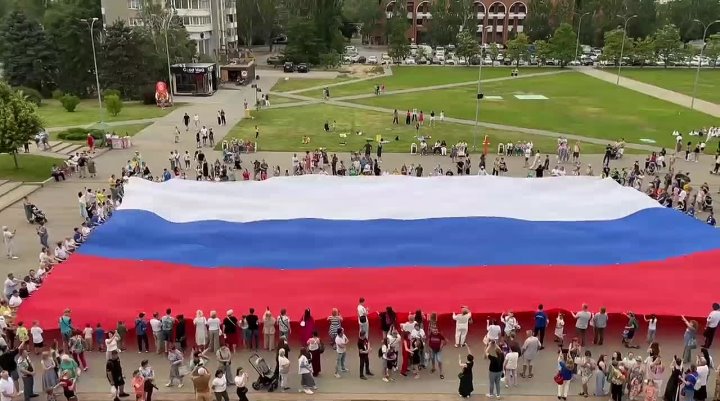 🇷🇺В Волжском на площади развернули большой российский триколор  в Волжском, 12.06.2025 в 20:00