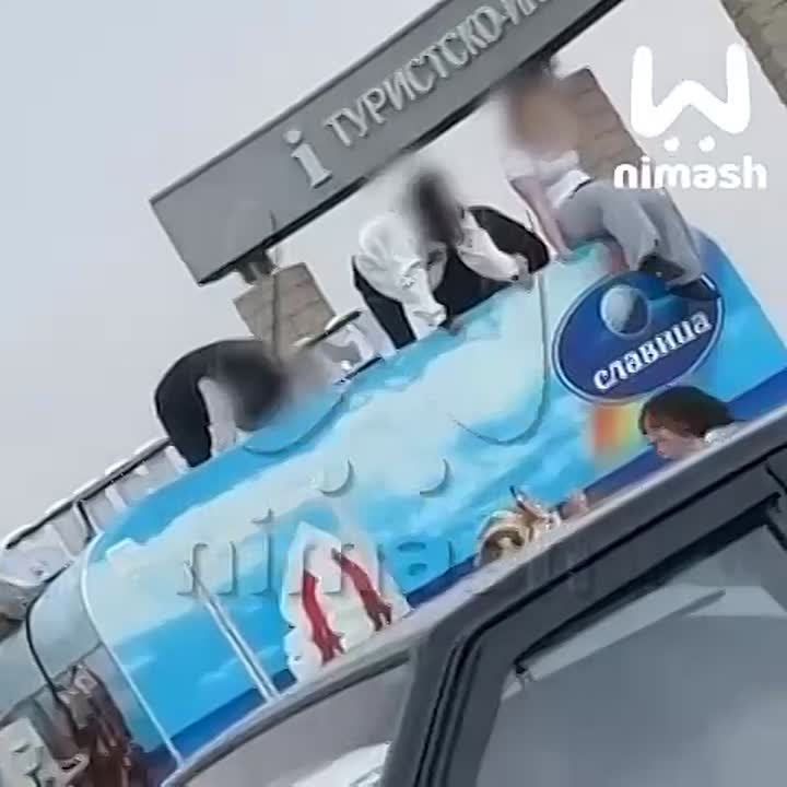 🙈Подростки взломали фургон и разбросали мороженное прохожим на Нижне-Волжской набережной. в Волжском, 15.06.2025 в 19:00