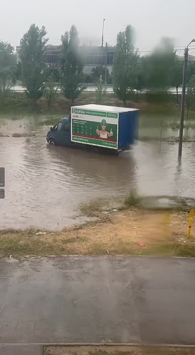 🌧Парковка, напротив Ленина 345 в Волжском, утопла. в Волжском, 18.06.2025 в 18:00