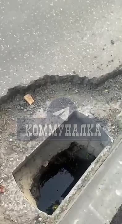 Открытый люк на остановке ДК ВГС, по Карла Маркса — осторожно, не упадите в него в Волжском, 25.06.2025 в 08:30