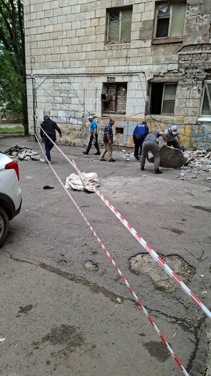 Этот раритет давно пора снести и построить новый дом, тем более это здание признано аварийным. А он все рушится и рушитс... в Волжском, 30.06.2025 в 14:30