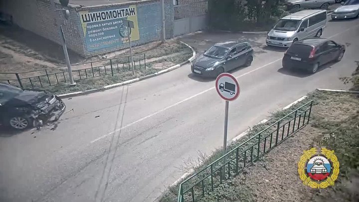 Авария на пром. Пушкина попала на камеры видеонаблюдения. в Волжском, 30.06.2025 в 16:00