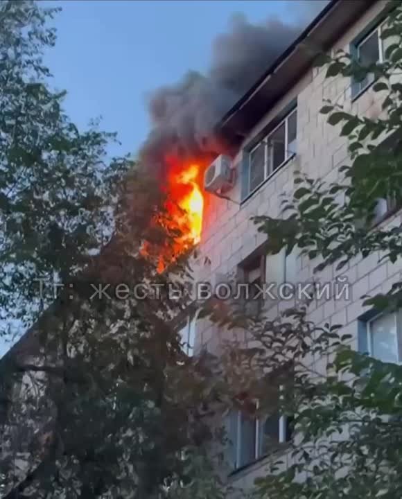 🗣В Волжском на Машиностроителей, 19 горит комната в общежитии. Предварительно, пострадал ребенок. Его передали медикам.  в Волжском, 01.07.2025 в 22:30