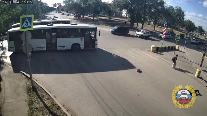 ️В Волжском автомобилистка на Skoda протаранила автобус №4 и после сбила женщину, которая шла по зебре на зеленый. в Волжском, 05.07.2025 в 12:00