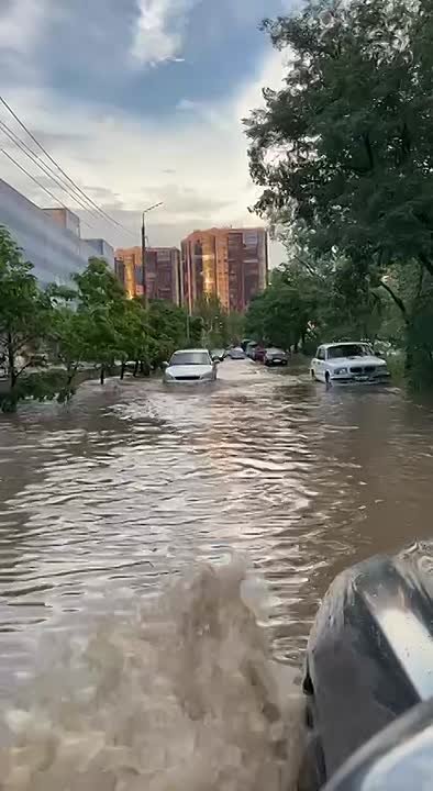 После дождя улица Александрова в Волжском ушла под воду. в Волжском, 05.07.2025 в 21:00