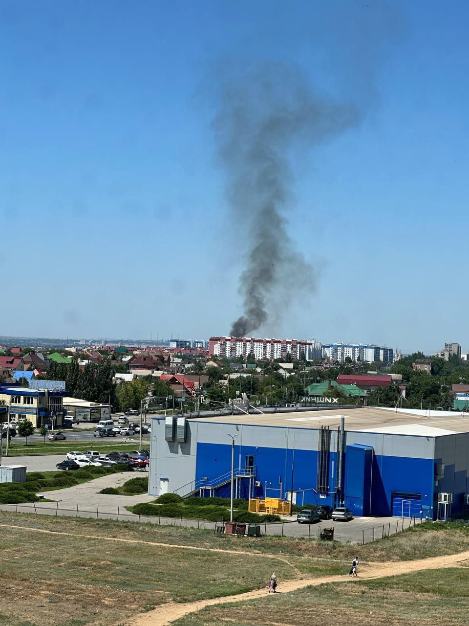 На площади Ленина произошло возгорание, огонь охватил большую площадь травы! в Волжском, 07.07.2025 в 13:00