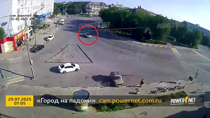 Врезался в бордюр г. Волжский, площадь Свердлова 25-07-2025 07-05 в Волжском, 25.07.2025 в 19:30