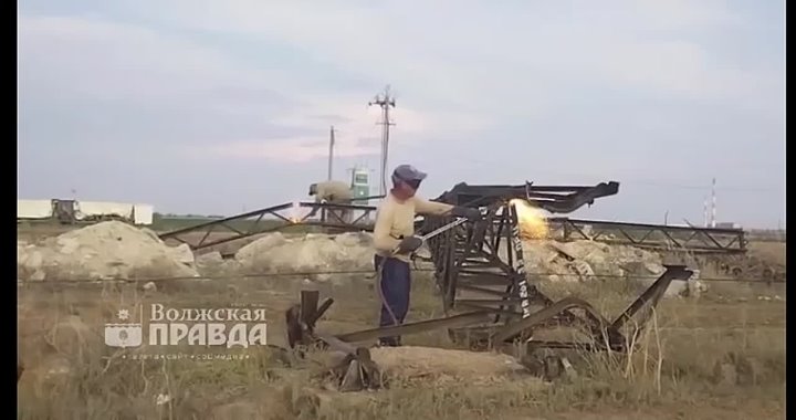 В Волжском демонтируют опоры ЛЭП, которые упали из-за прошедшего урагана. На их месте установят новые. в Волжском, 27.07.2025 в 17:00