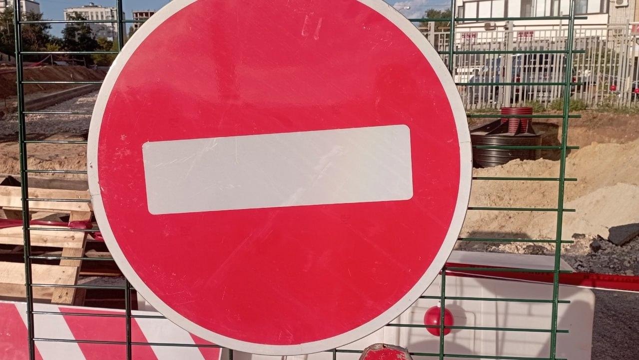 В Волжском при установке дорожных знаков повреждена газовая труба в Волжском, 13.08.2025 в 17:30