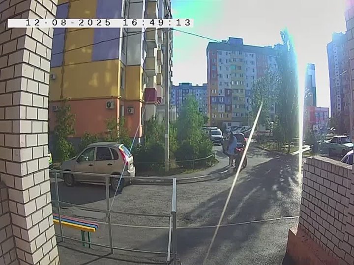 Женщина, в 28 мкр, решила подкрутить гайки мотоциклу, с которого рухнула месяц назад. в Волжском, 16.08.2025 в 09:00
