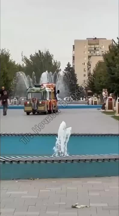 Дети-зацеперы катаются на паровозике в парке «Волжский» в Волжском, 01.09.2025 в 14:00