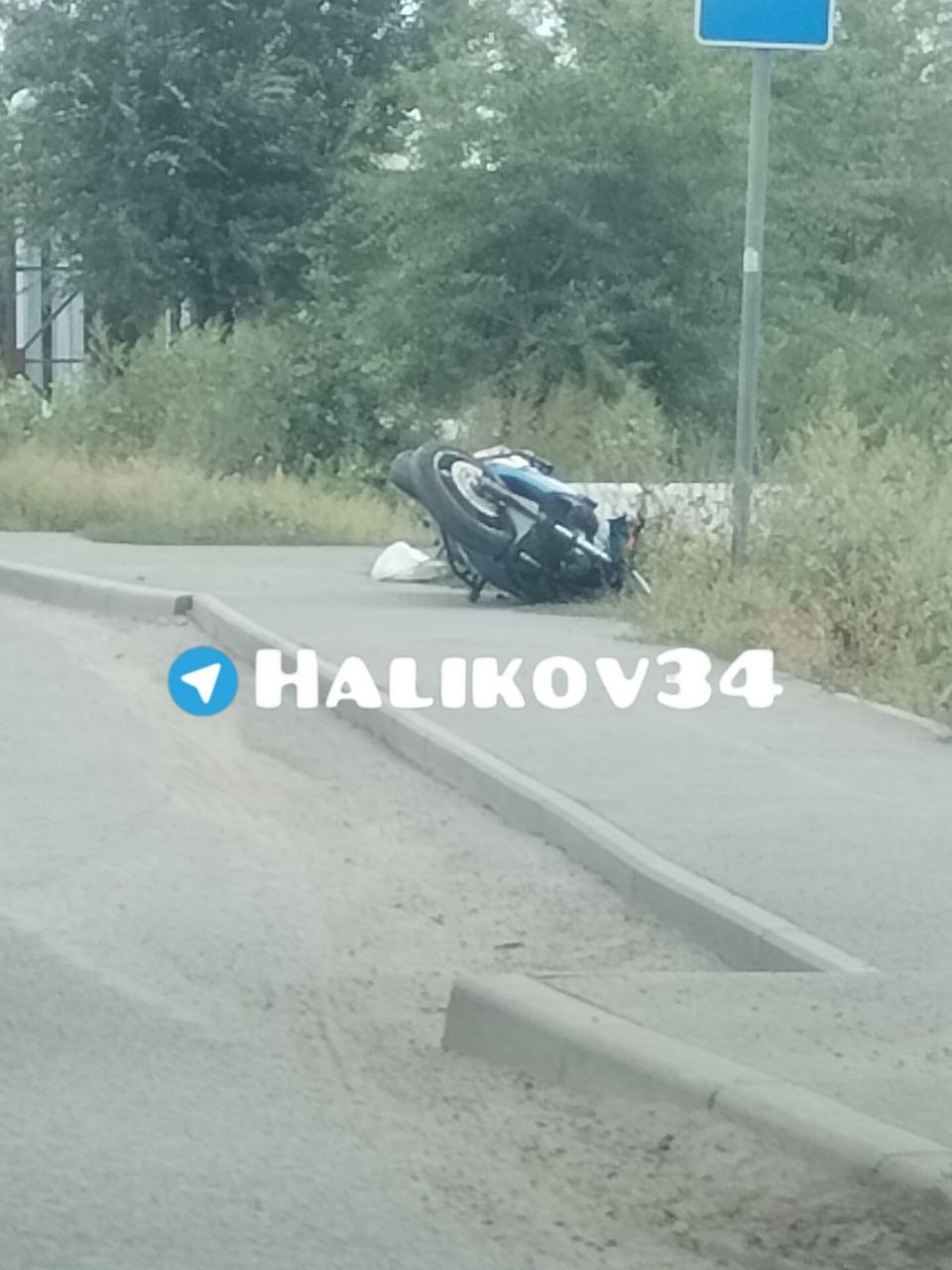 Мотоциклист пролетел метров 150 от точки столкновения, когда приехала скорая он был в сознании. Волжский. Логинова. в Волжском, 05.09.2025 в 15:30