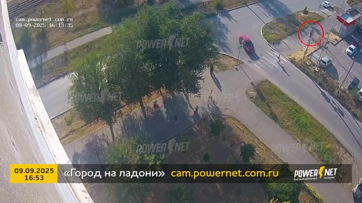 Опасная ситуация с самокатчиками г. Волжский, пр. Дружбы - ул. Александрова (малая) 09-09-2025 16-13 в Волжском, 10.09.2025 в 11:30