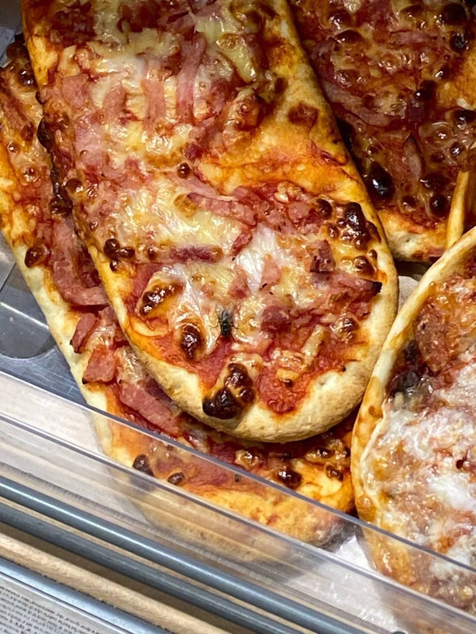 Волжане жалуются на мух в выпечке в магазине «Пяторочка» на Карбышева, 57. в Волжском, 17.09.2025 в 22:00