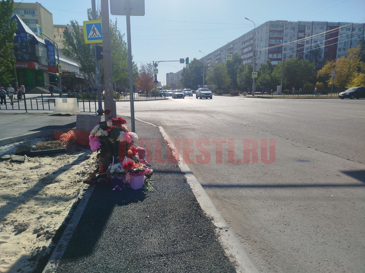 Стихийный мемориал появился на месте гибели 9-летней девочки  в Волжском, 23.09.2025 в 12:00