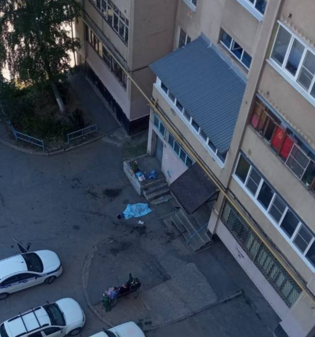 ❗️В Волжском под окнами дома № 79 на улице Мира найдено тело 18-летнего парня.  в Волжском, 23.09.2025 в 14:30
