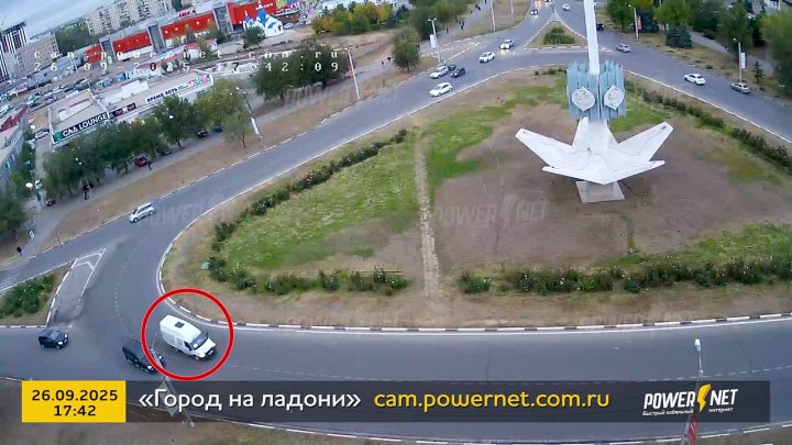 ДТП (авария г. Волжский) пл. Труда, стела «25 лет Волжскому» 26-09-2025 17-42 в Волжском, 27.09.2025 в 10:30