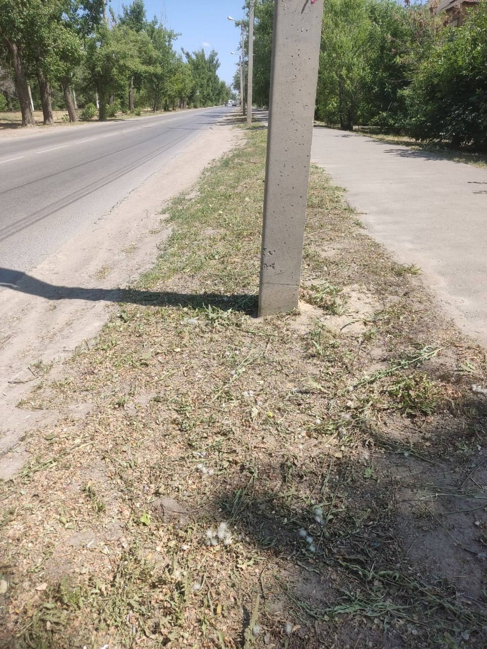 На улице Карла Маркса поставили 3 ряд ограждений, а на улице Горького нет ни одного, страшно гулять с детьми и коляской,... в Волжском, 05.10.2025 в 11:30