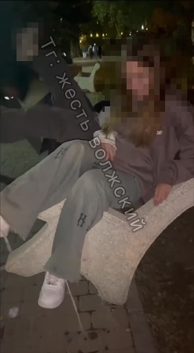 😠 Подростки перевернули лавочку! в Волжском, 07.10.2025 в 19:00