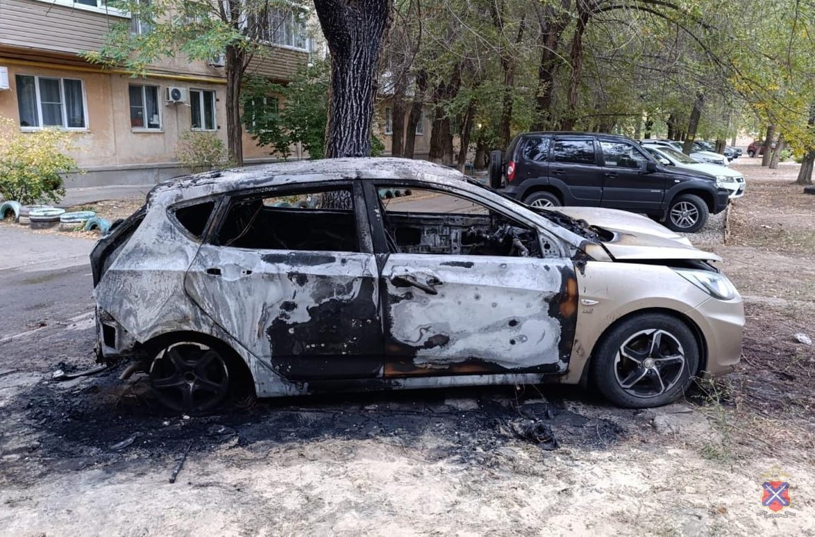 ⭐️ В Волжском полицейские задержали подозреваемые в поджоге автомобиля в Волжском, 08.10.2025 в 23:00