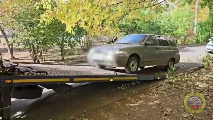 В Волжском эвакуируют автомобили, припаркованные на тротуарах  в Волжском, 13.10.2025 в 09:30