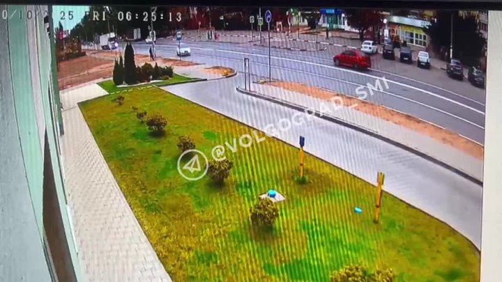 В Волжском водитель-лихач едва не устроил ДТП на улице Оломоуцкой. в Волжском, 13.10.2025 в 17:30