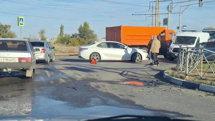 У трубного завода десятка не поделила дорогу с камрюхой. в Волжском, 14.10.2025 в 17:00