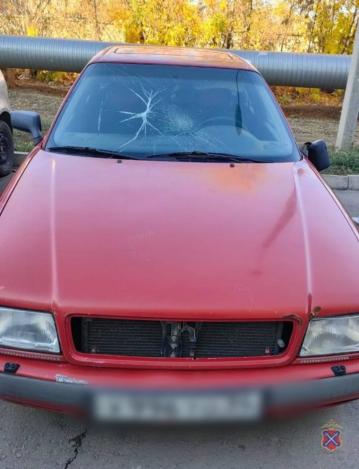 ⭐️ В Волжском полицейские установили несовершеннолетних, повредивших автомобиль в Волжском, 15.10.2025 в 19:00