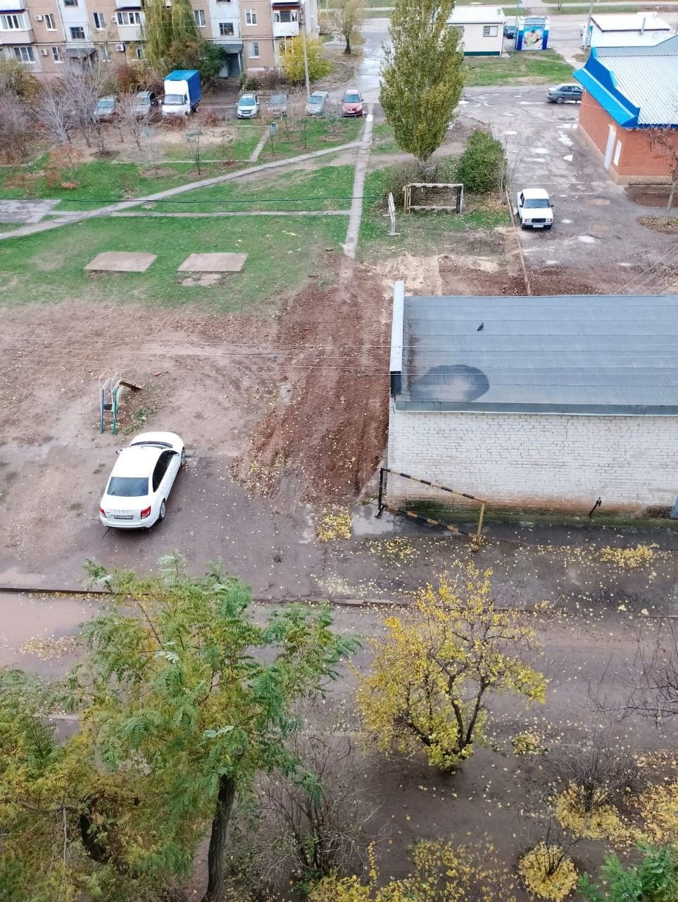 Тротуар засыпали, как нам ходить, нарушили благоустройство после проведения земляных работ.Где контролирующие органы? в Волжском, 02.11.2025 в 11:00