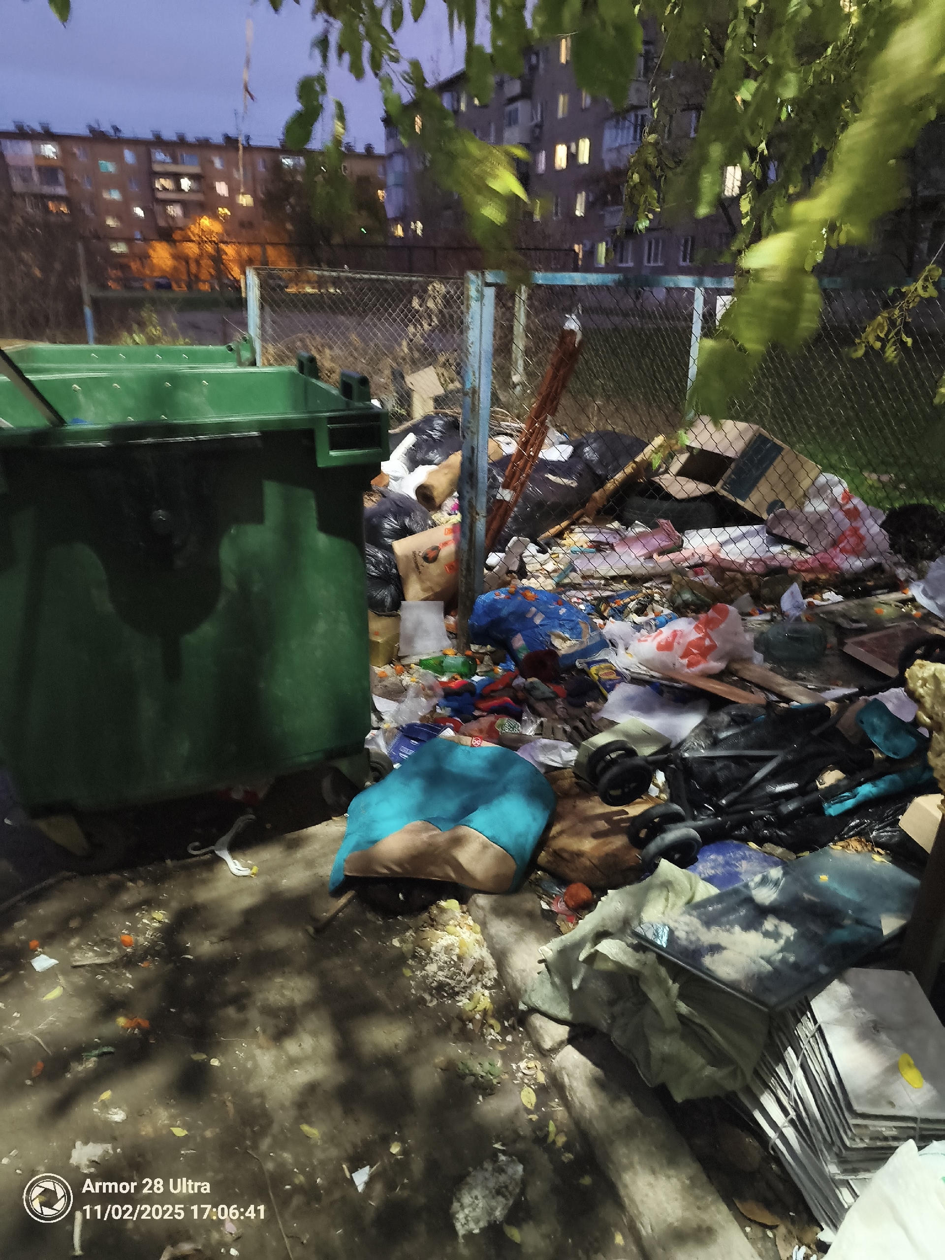 Вот такое твориться возле баков для мусора в 16 мкр за домом мира 21.Вопрос к администрации города и ЖКУ что происходит?... в Волжском, 02.11.2025 в 19:30