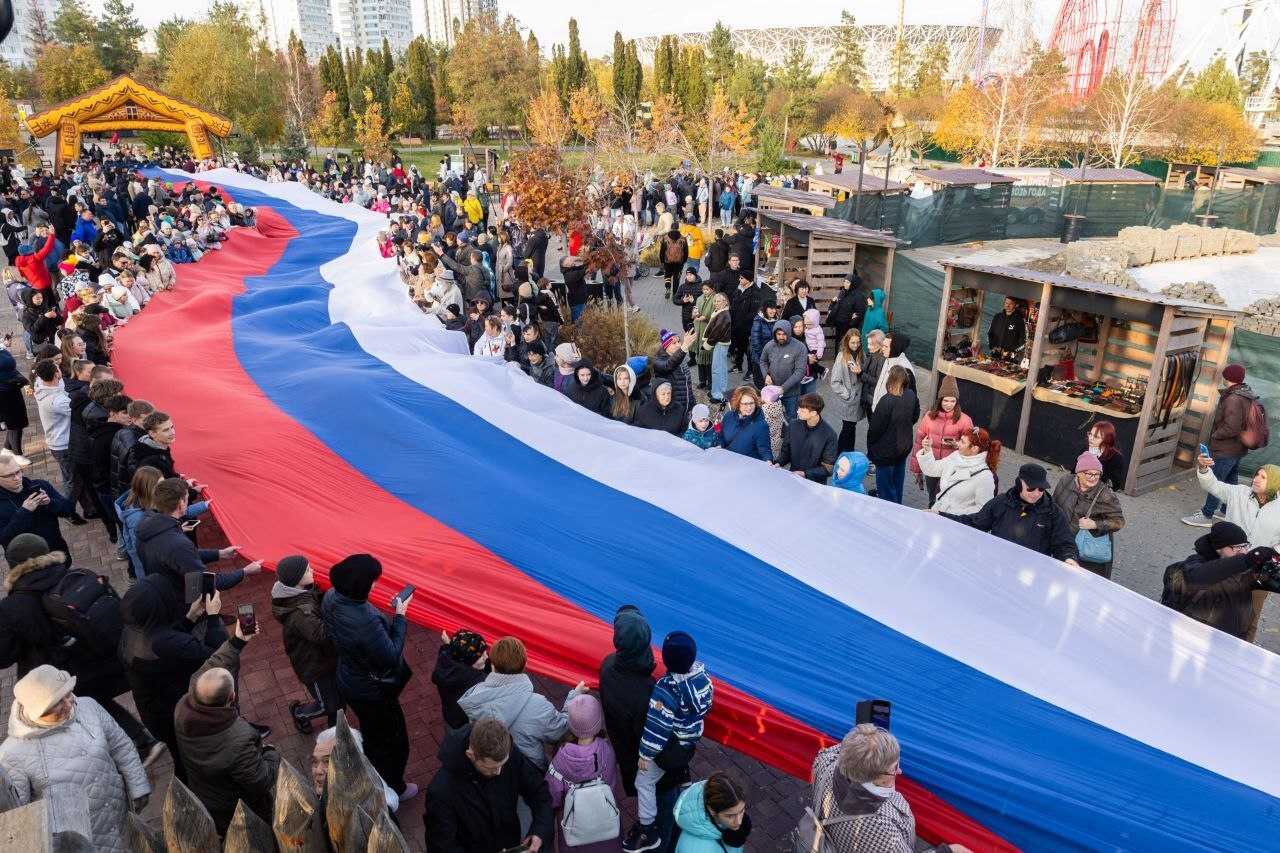 🇷🇺 100-метровый триколор развернули по традиции в День народного единства в ЦПКиО. в Волжском, 05.11.2025 в 14:00