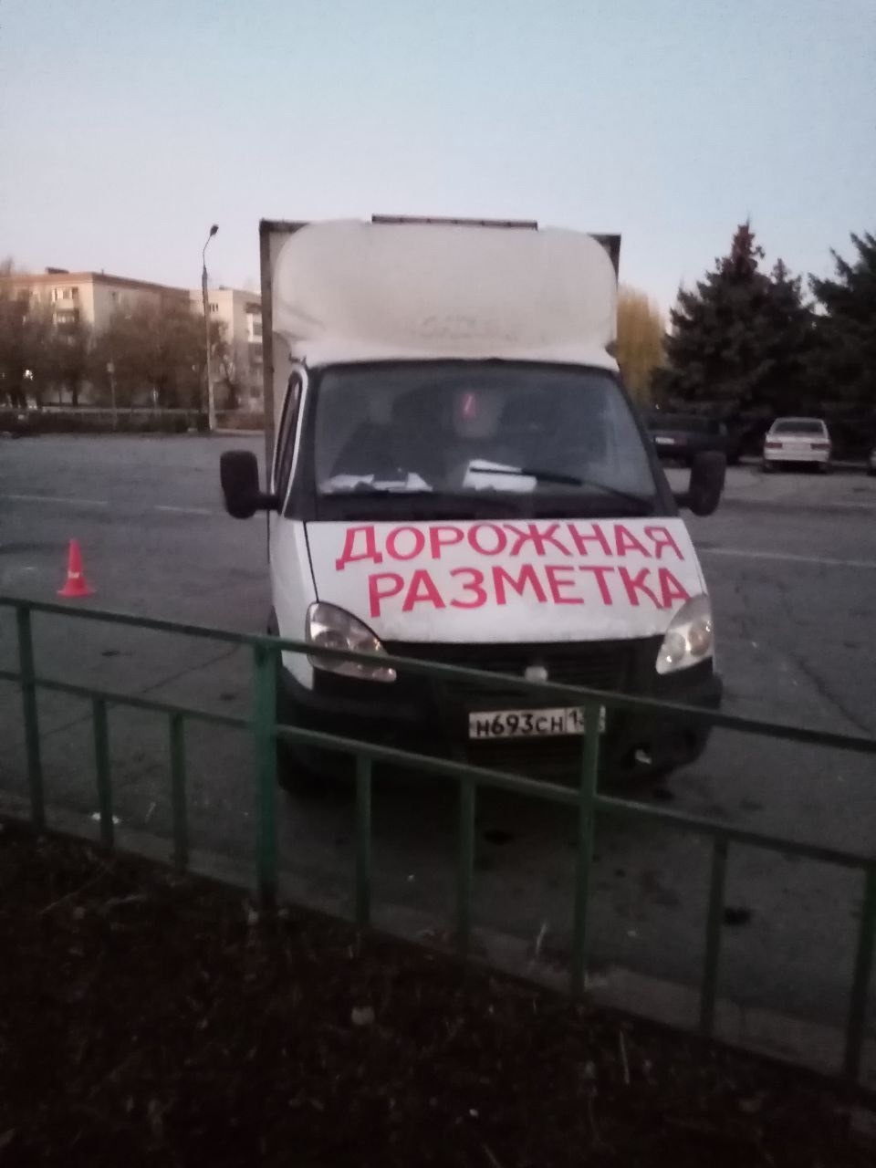 Почти с неделю около нашего дома Кирова 21 стоит машина <дорожная разметка>. Можно было найти другое место для этих рабо... в Волжском, 11.11.2025 в 15:30