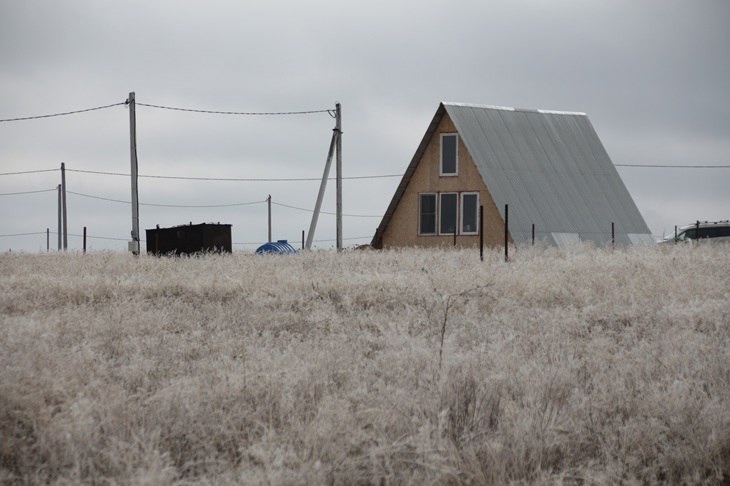 Два частных дома были повреждены в СНТ «Цветущий сад» в Волжском в результате падения обломков БПЛА ночью в Волжском, 16.11.2025 в 13:00