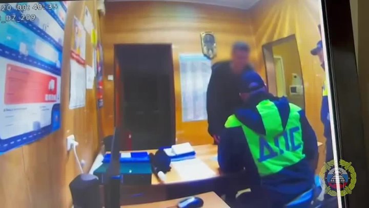 В Волжском иностранец попытался дать взятку полицейскому и был задержан  в Волжском, 23.11.2025 в 17:00